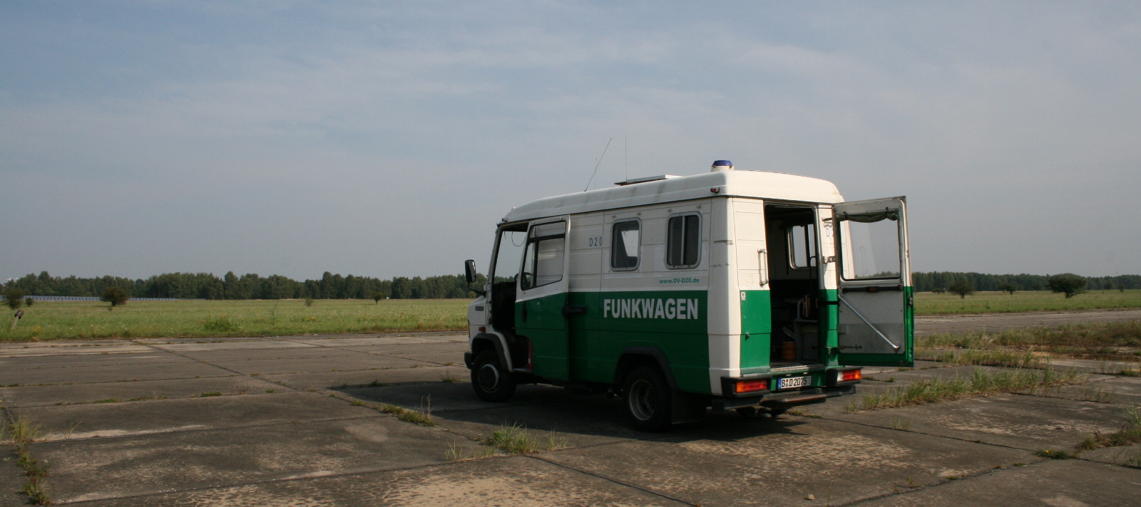 Funkwagen im Einsatz, auf dem Flugplatz Werneuchen